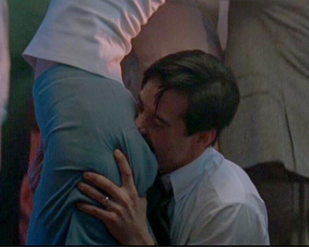 Keanu Reeves mord Charlize pour le cul