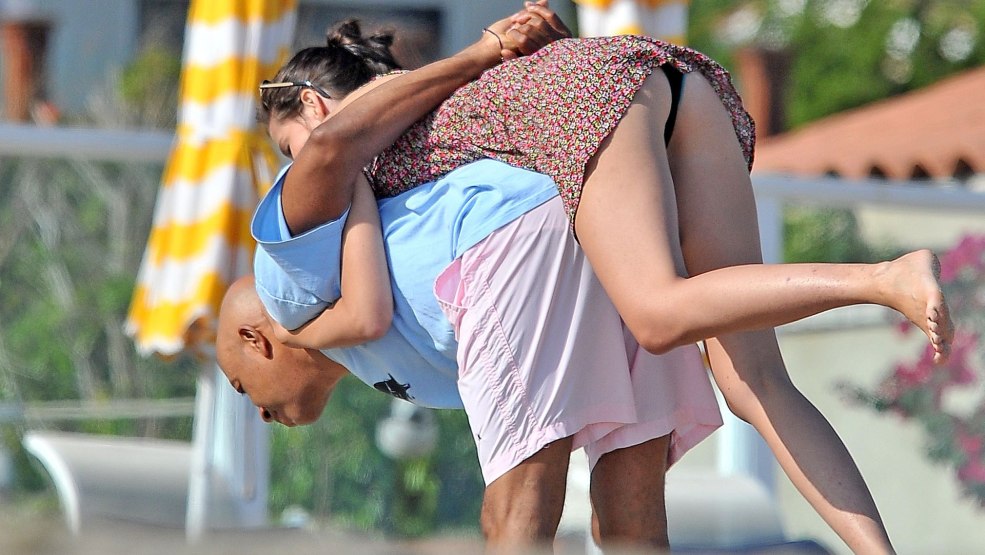 Vous pouvez voir les sous-vêtements à travers la robe