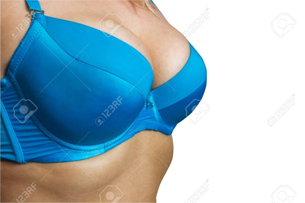 Gros seins suspendus dans un soutien-gorge bleu
