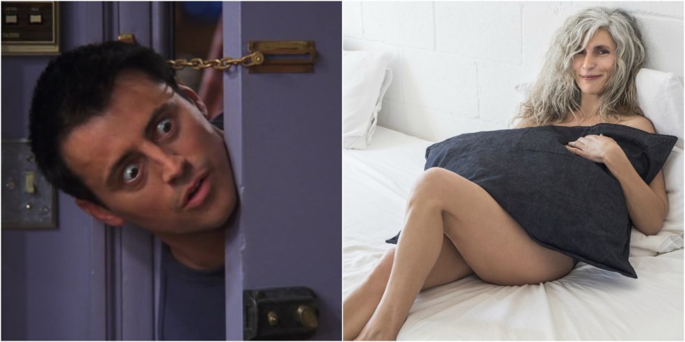 Femme plus âgée ayant un film