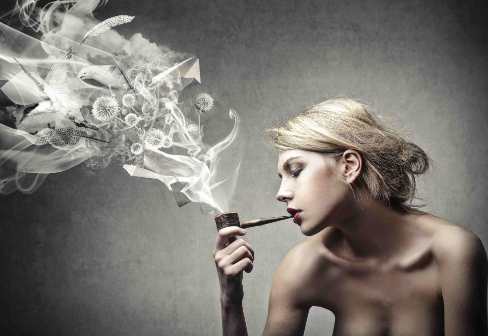 Une femme avec une pipe