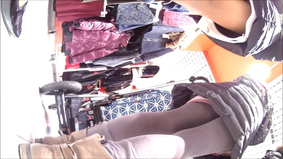 Le pervers regarde sous les jupes