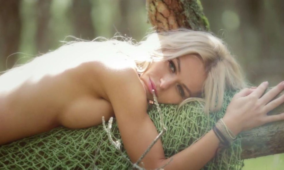 Anna Khilkevich Maxim 2015 dans la forêt