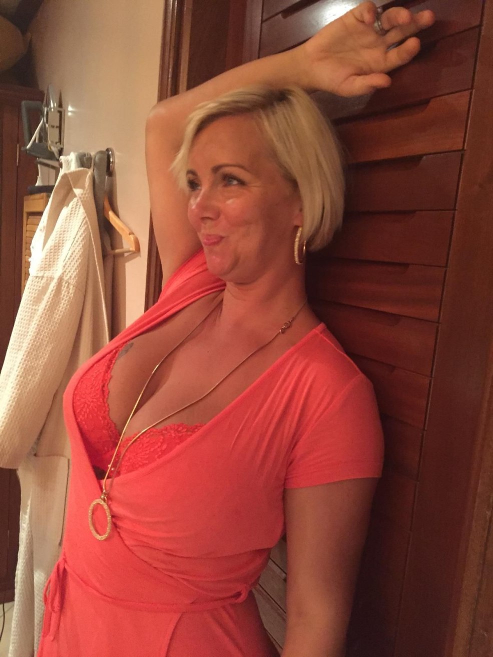 Grands seins de femmes âgées