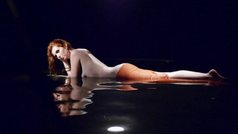 Sisers et chatte jeune