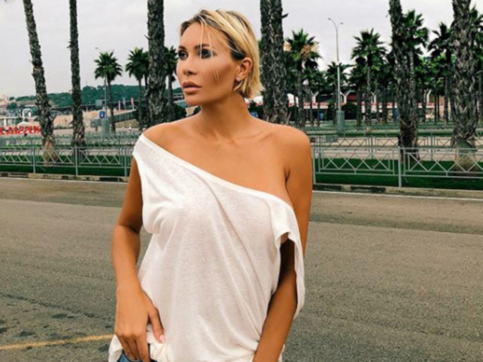 Le panneau routier est baise