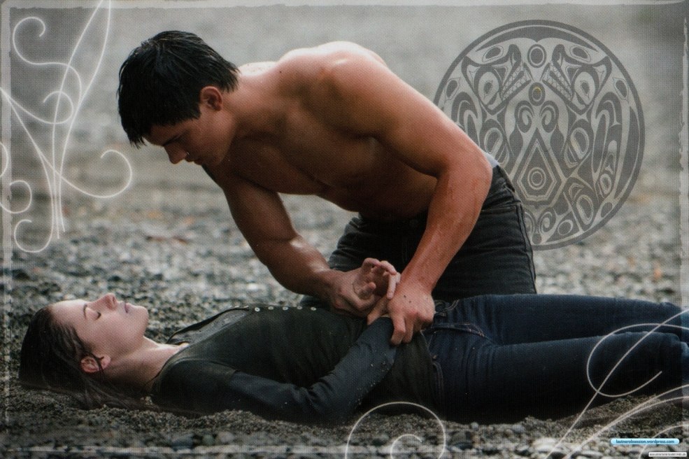 Edward Kallen et Bella dans la forêt