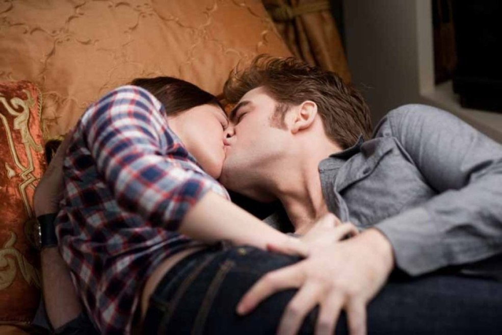 Twilight Bell et Edward sur le lit