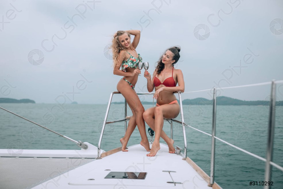 Fille sur une publicité en yacht