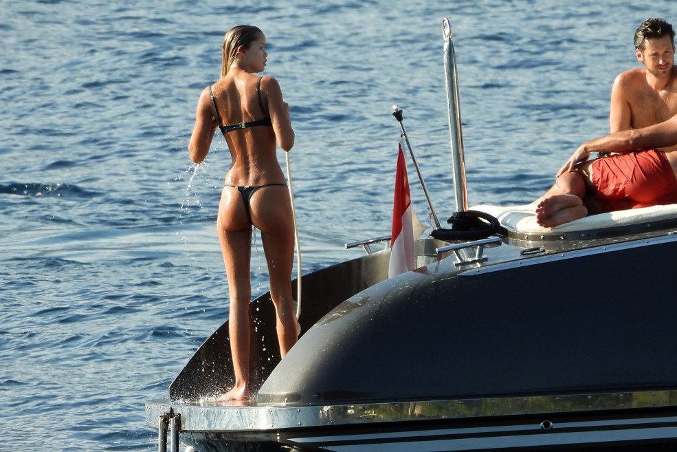 2021 Kate Moss avec une fille sur Ibiza