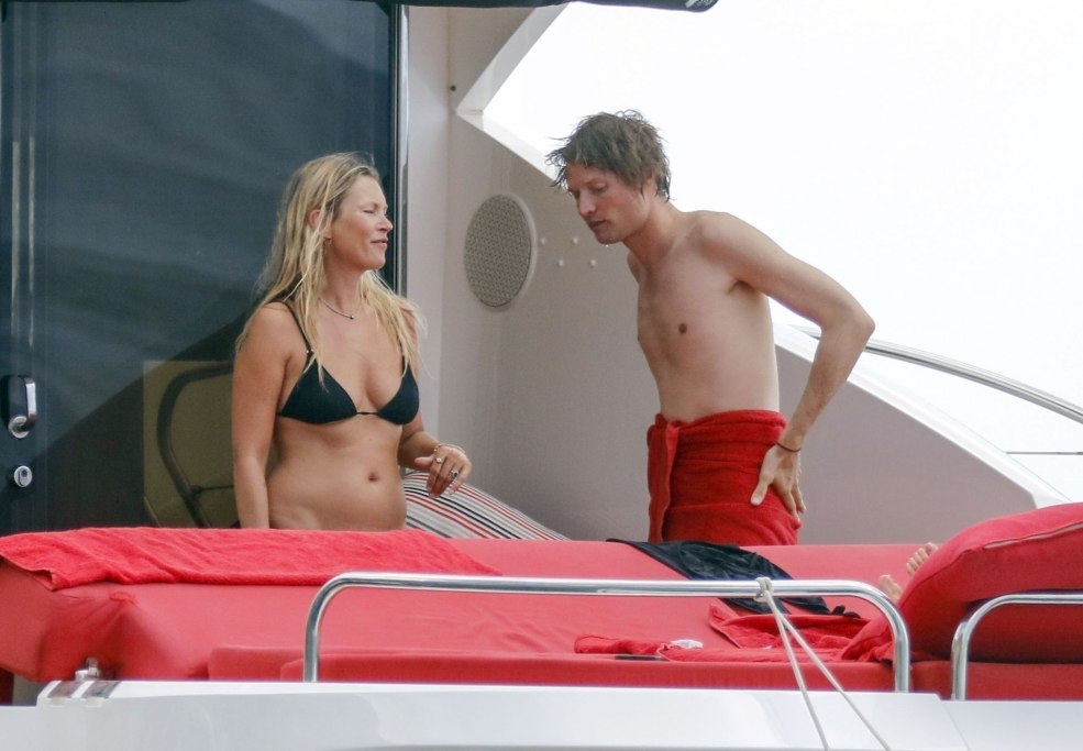 Fille de 27 ans, belle s'assoit sur un yacht