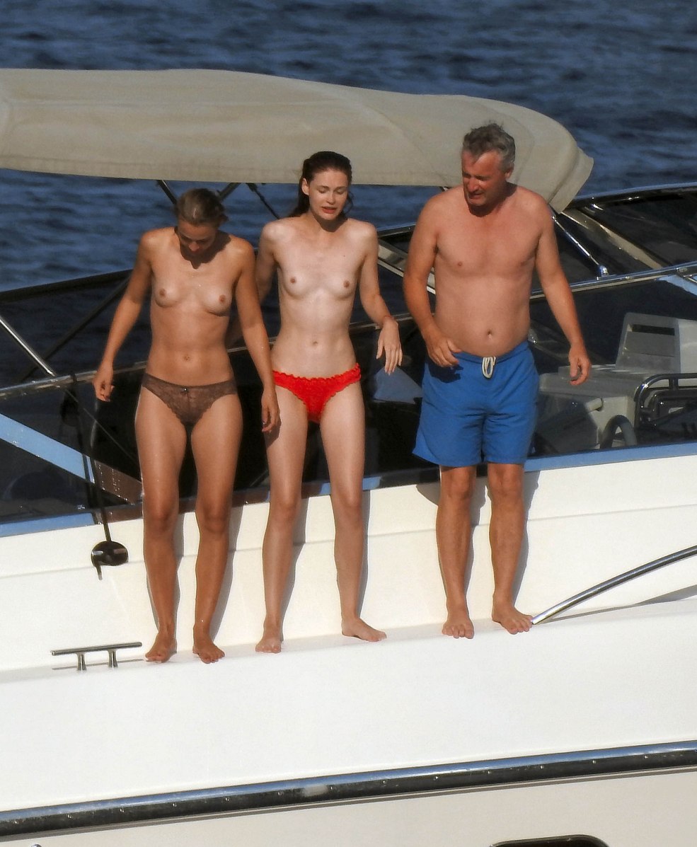 Filles nues sur un yacht