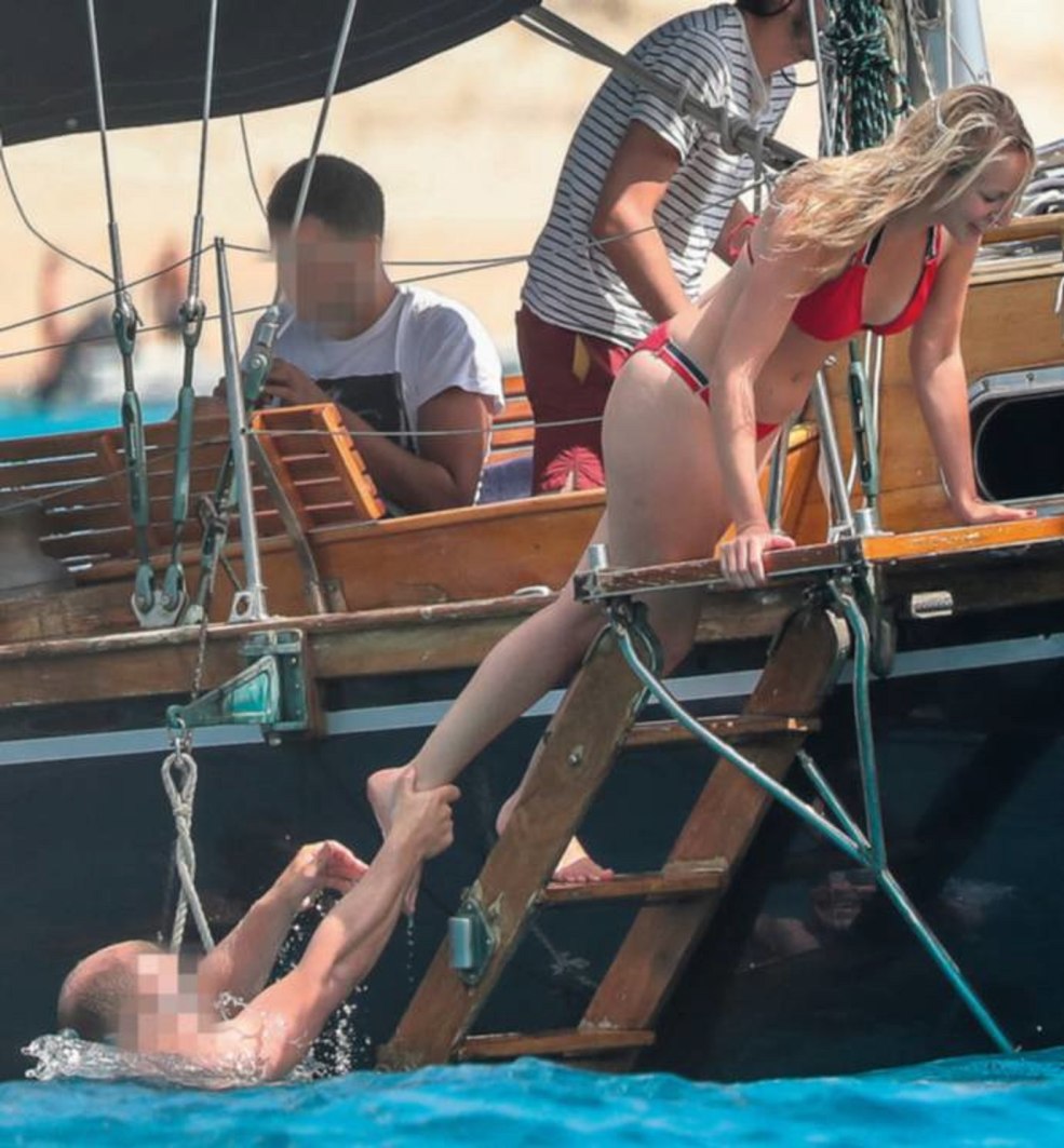 Fille brune derrière la tête du yacht