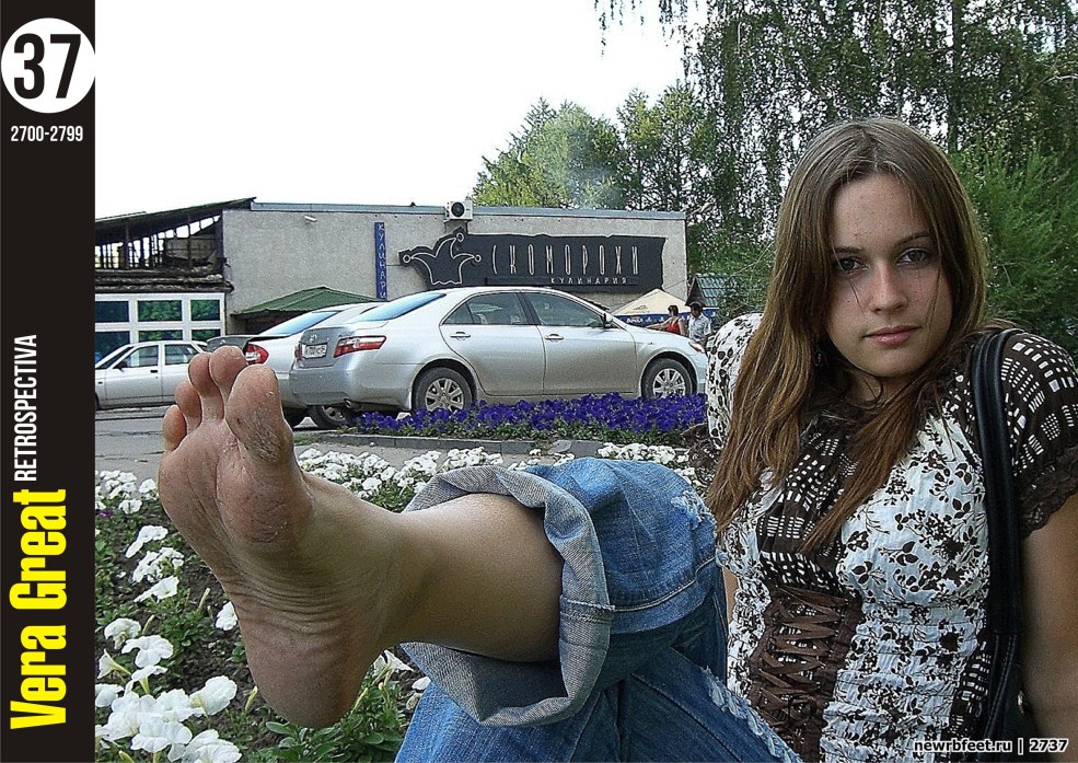 La fille est pieds nus