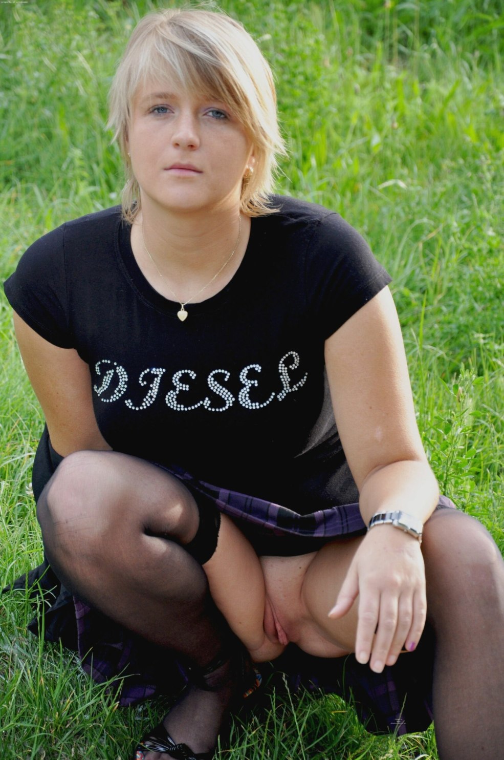 Sous une jupe en collants sans culotte