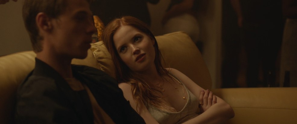 Ellie Bamber sous le couvert de la nuit