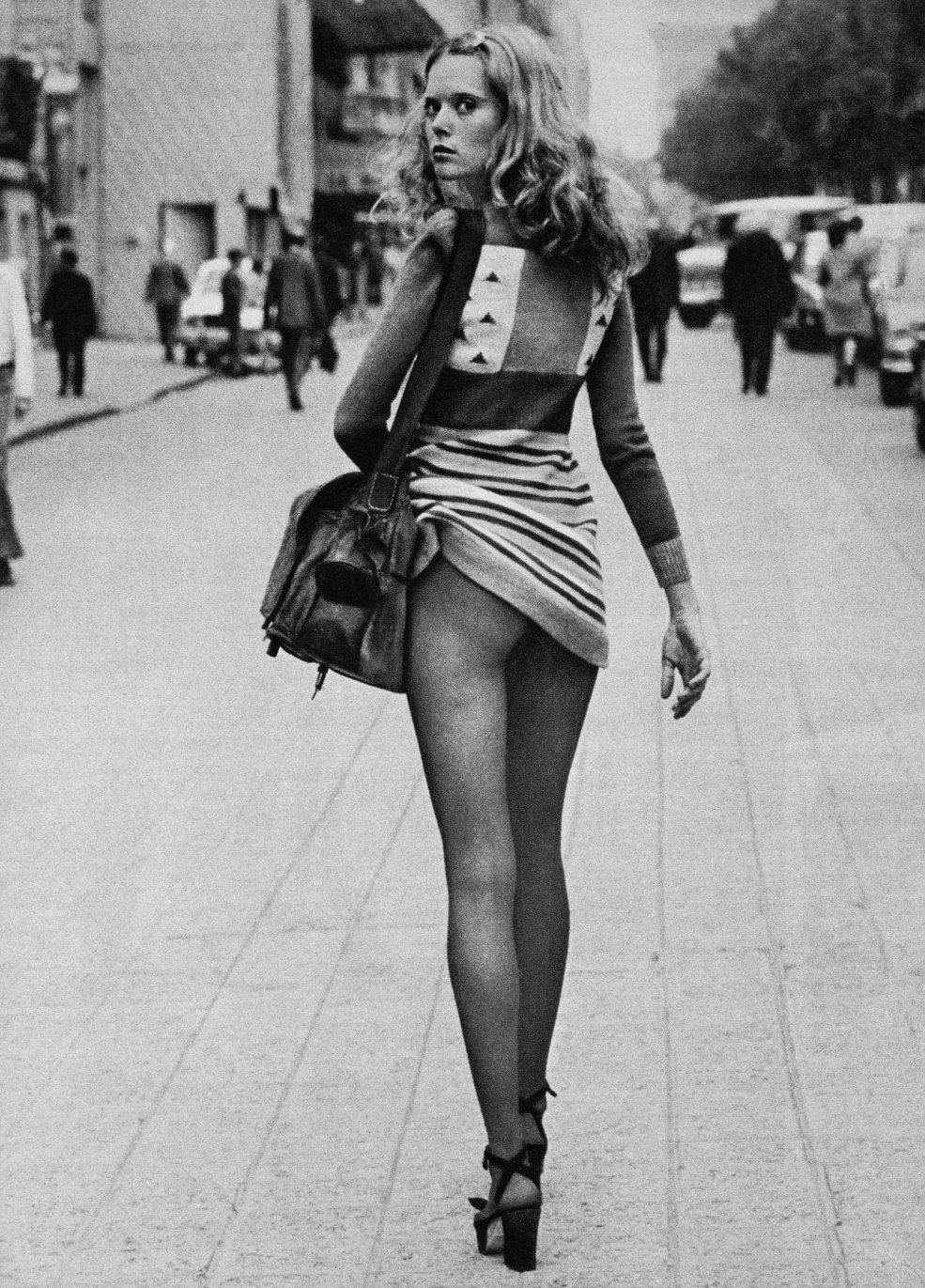 En collants sur un banc