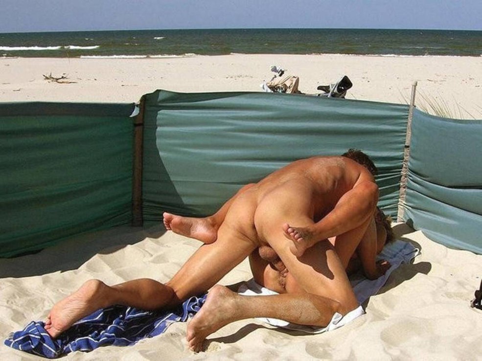 Les nudistes sucent la plage