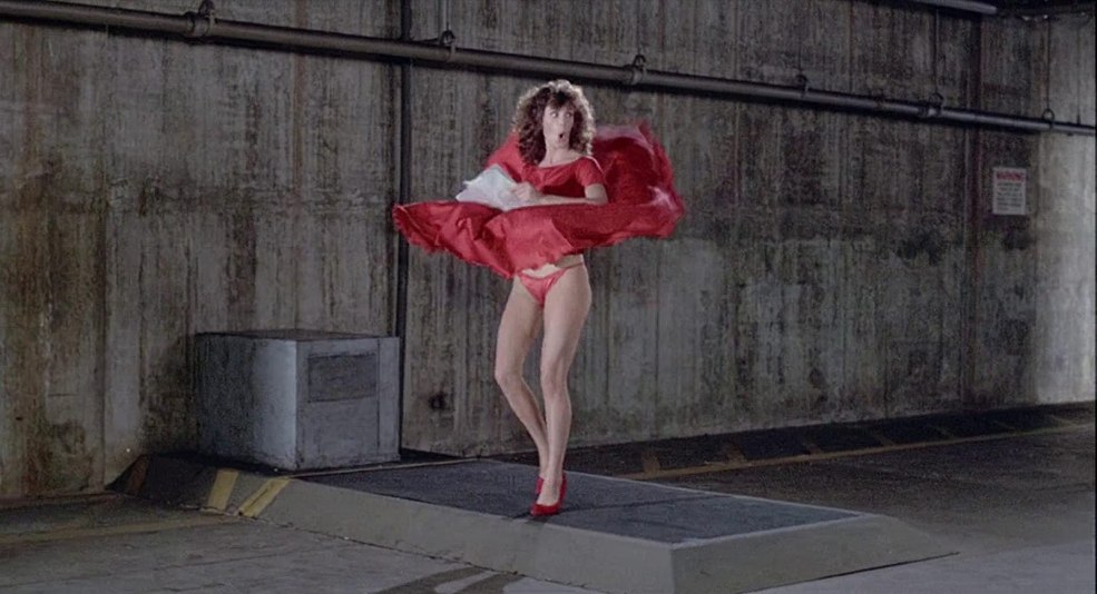 Fille avec une assiette