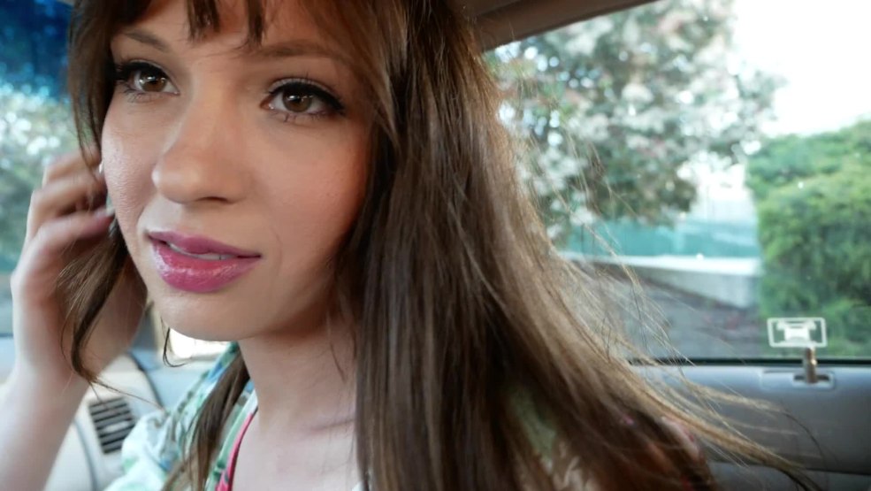 Megan Fox devant le miroir