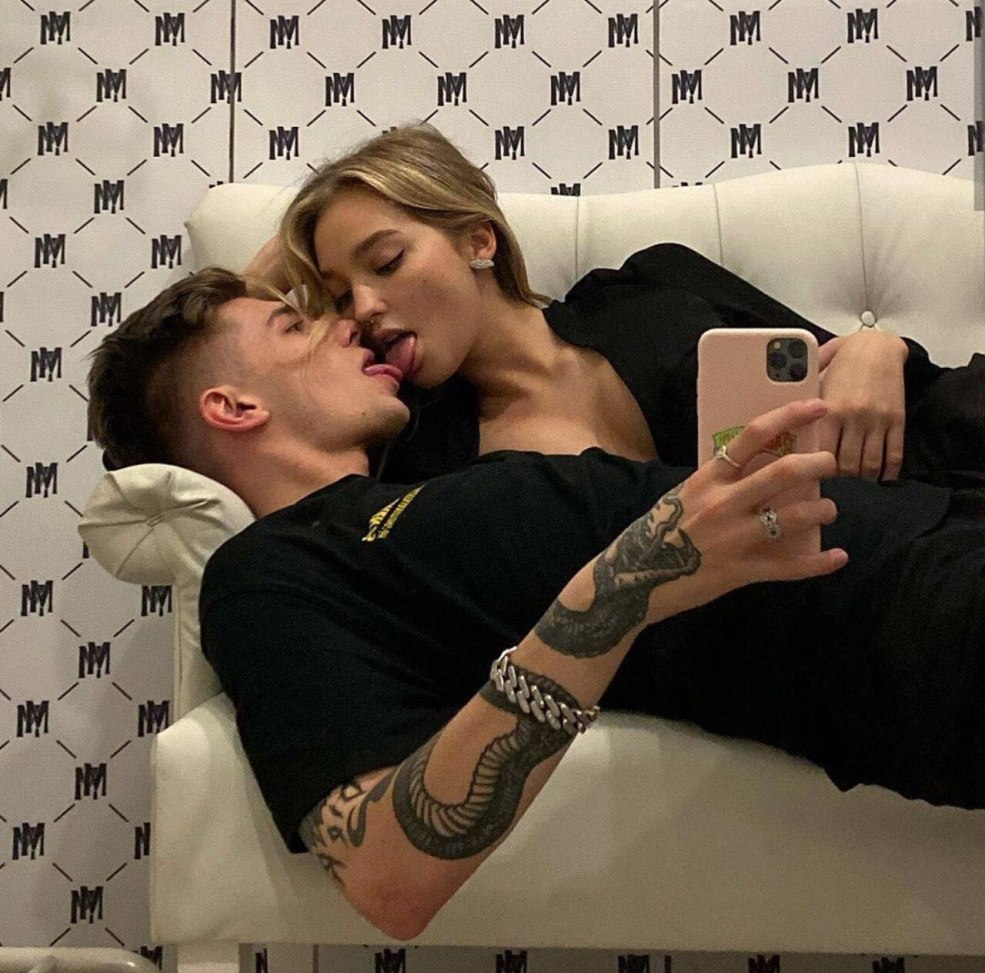 Francys Belle & Angel Emily - Deux filles chaudes pour Mike_720p.mp4