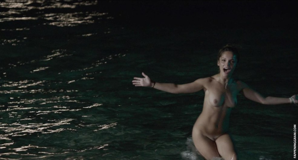 Yves ange nue dans une robe