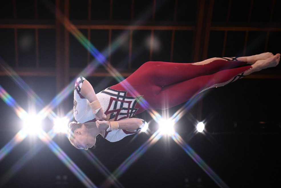 Diffusez sur la main au coucher du soleil