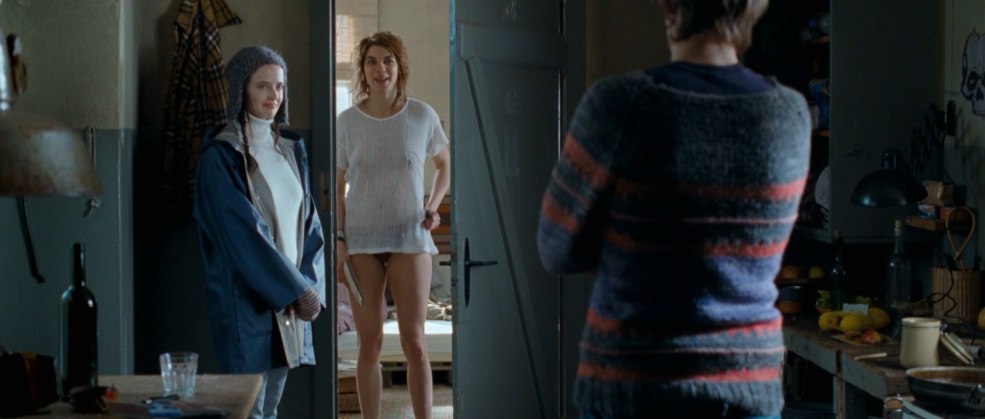 Monika t posant sur sans