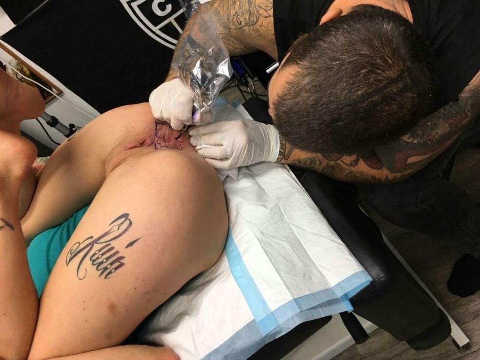 Pornstar avec tatouage sur le visage