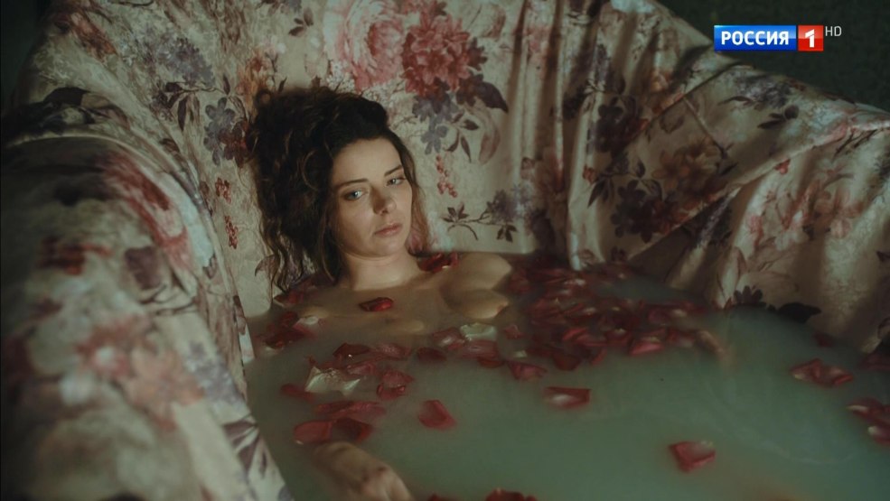 Alexandra Bulychev en sous-vêtements dans la série maman