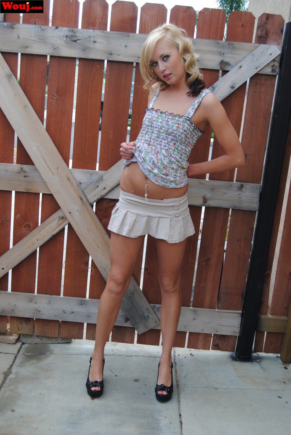 Erica Ellison dans une mini jupe