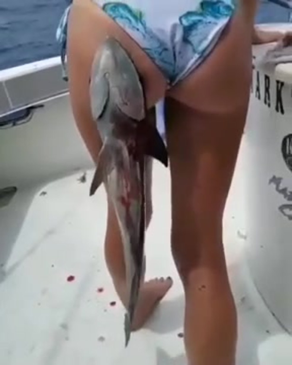 Poisson coincé sur un homme