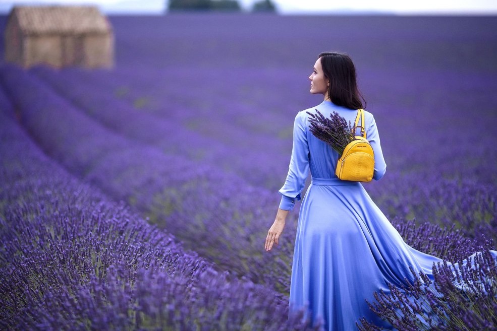 Fille dans le champ de lavande
