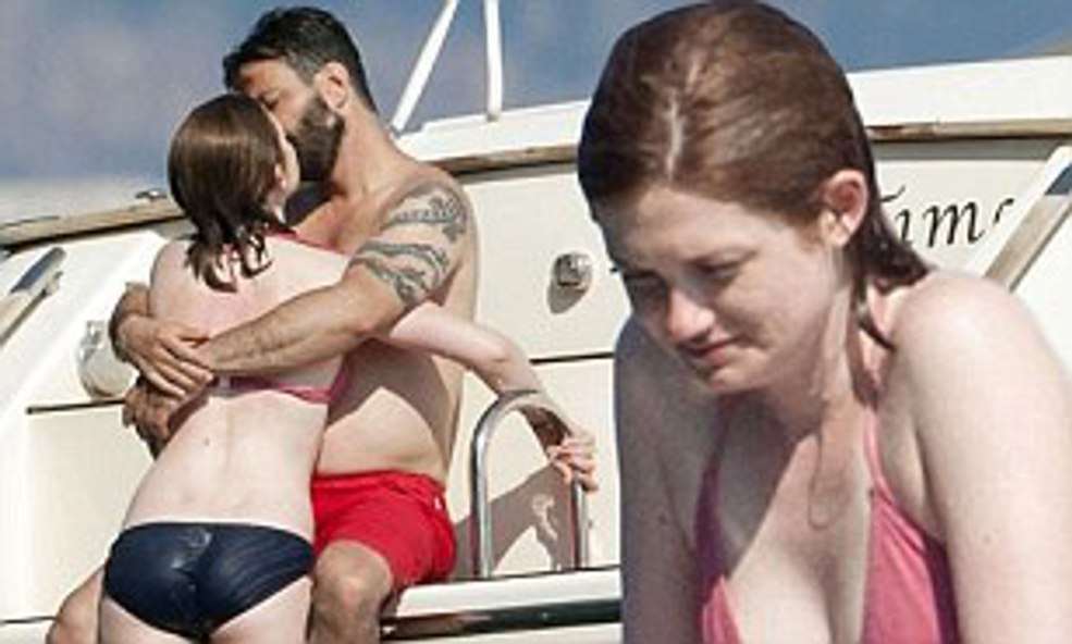 Bonnie Wright dans un maillot de bain 2020