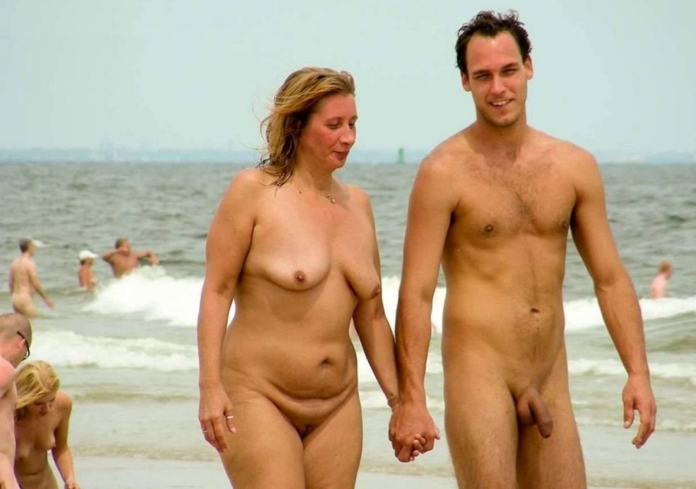 Couples nus sur la plage