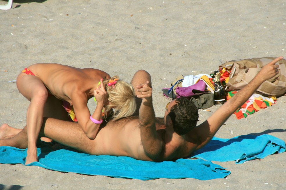 Hommes et femmes nus sur la plage