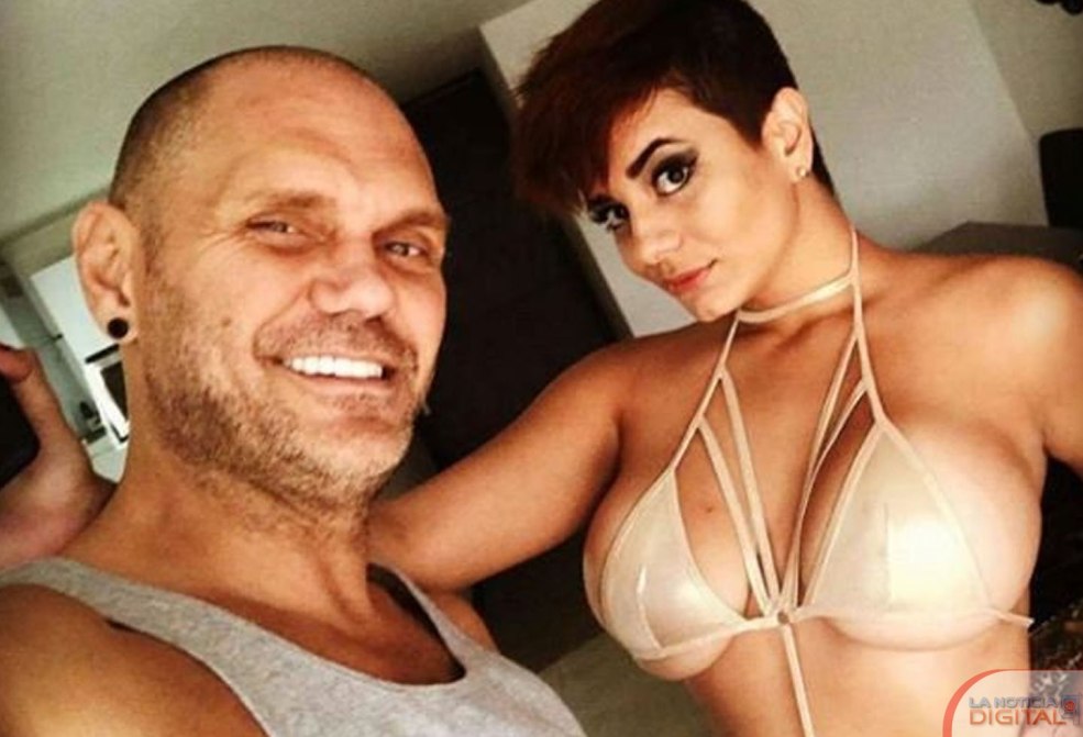 Jenny est en train de prendre un maillot de bain