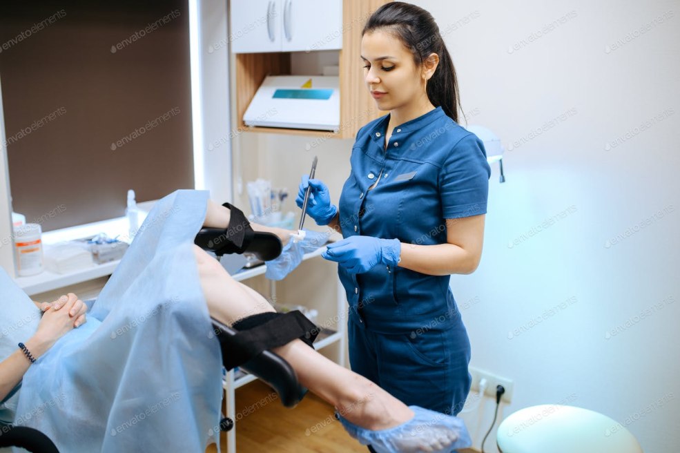 Gynécologue en gants