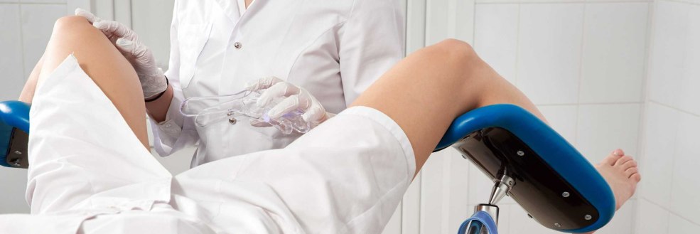 Femme en chaise de gynécologie