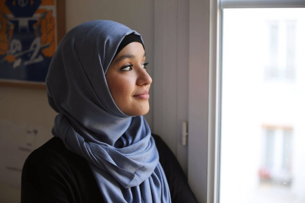 Photos sur le bureau trois petites filles musulmanes