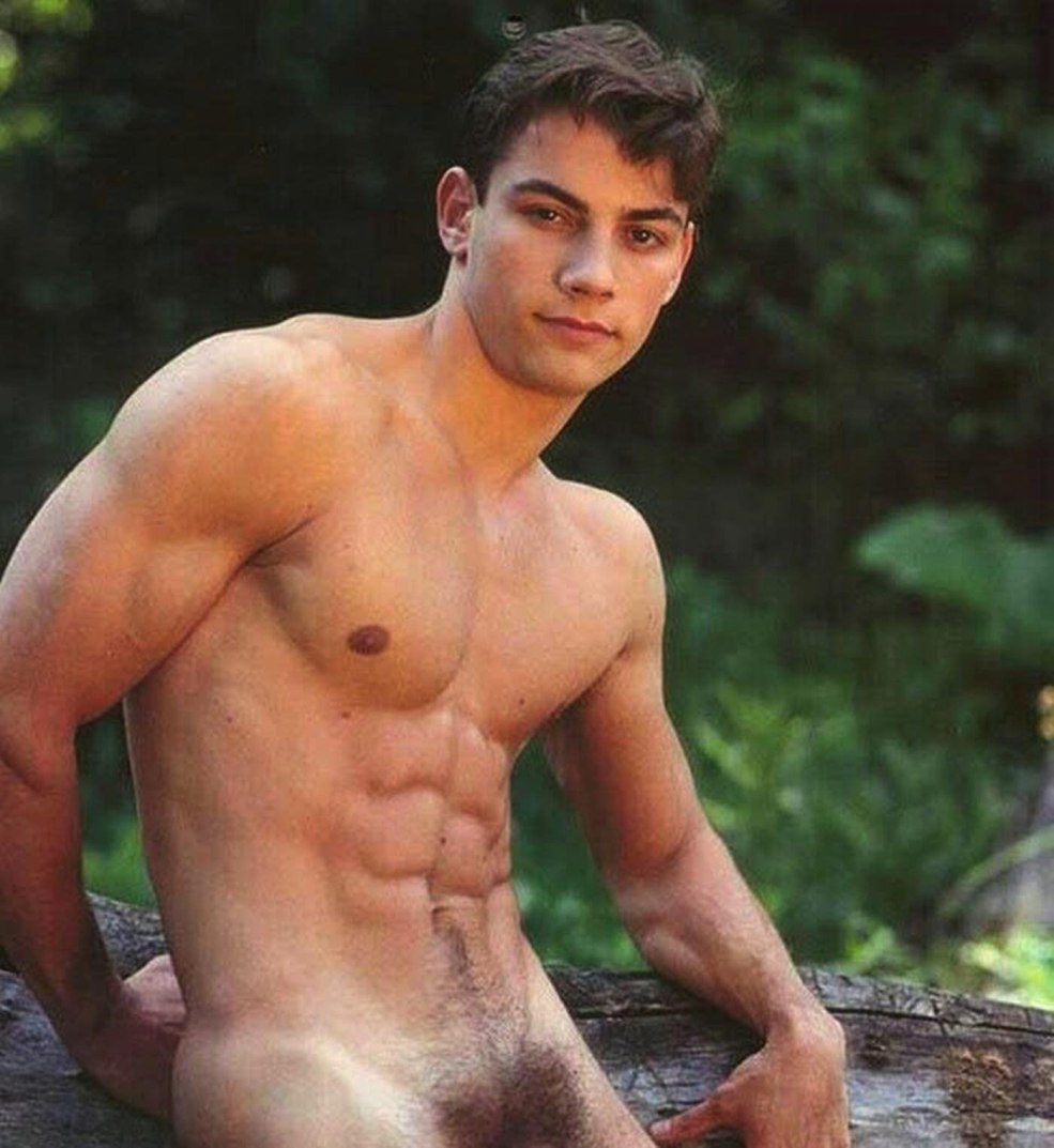 Les gars nus dans des poses érotiques