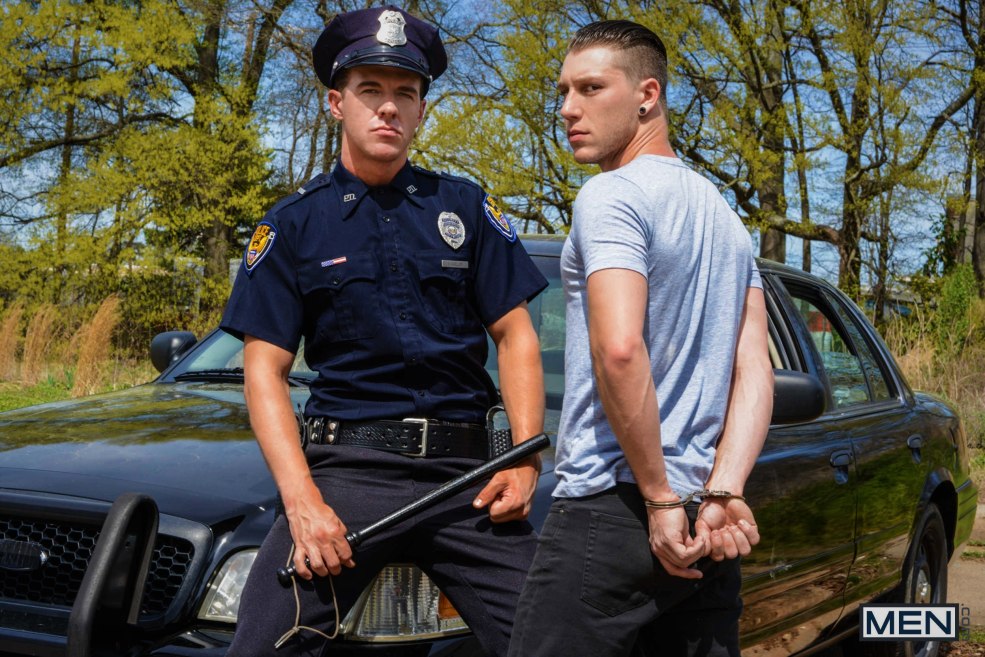 Policiers russes nus