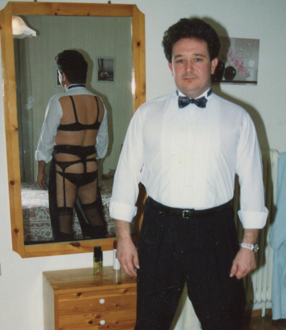 Meme homme dans un costume dans le miroir