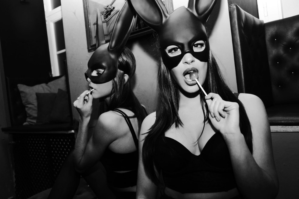 Fille dans un masque avec des oreilles