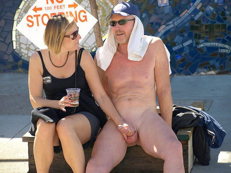 La vieille femme était énervée à la foule