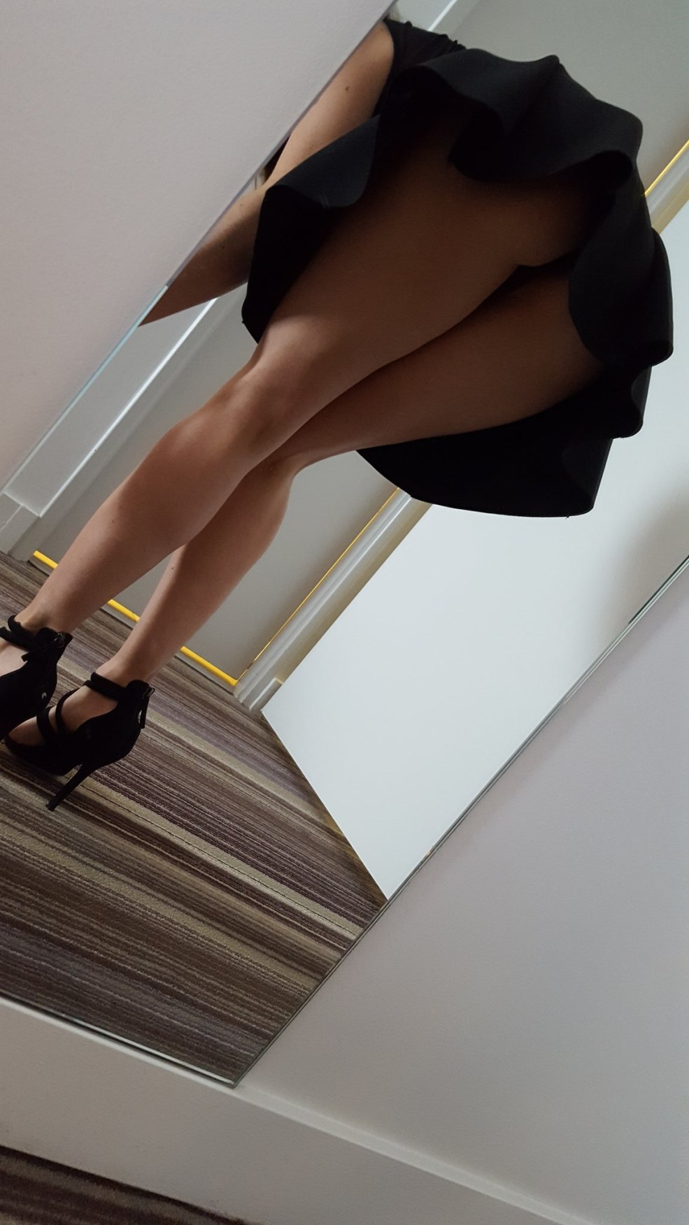 Filles en jupes courtes