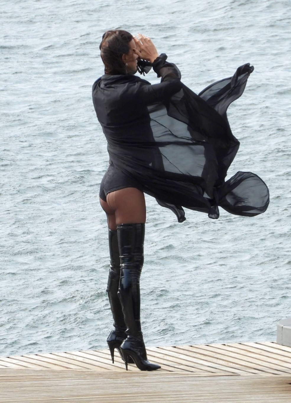 Irina Shayk dans de longues bottes