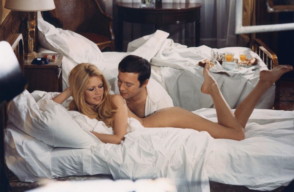 Homme et trois femmes