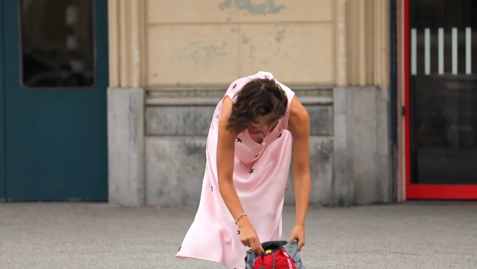Eagle et queues de tête Alina Astrovskaya en maillot de bain