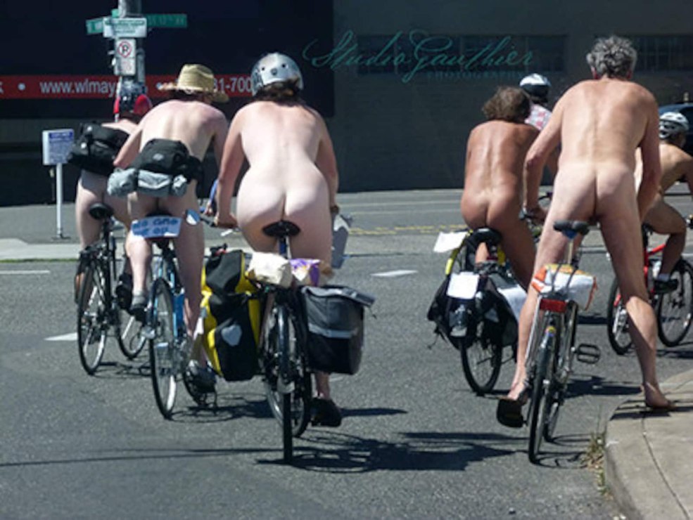 Brune aux lunettes baise sur une moto